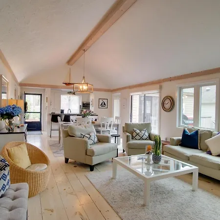 Charming Cape Cod Home With Patio, 2 Mi To Beach!